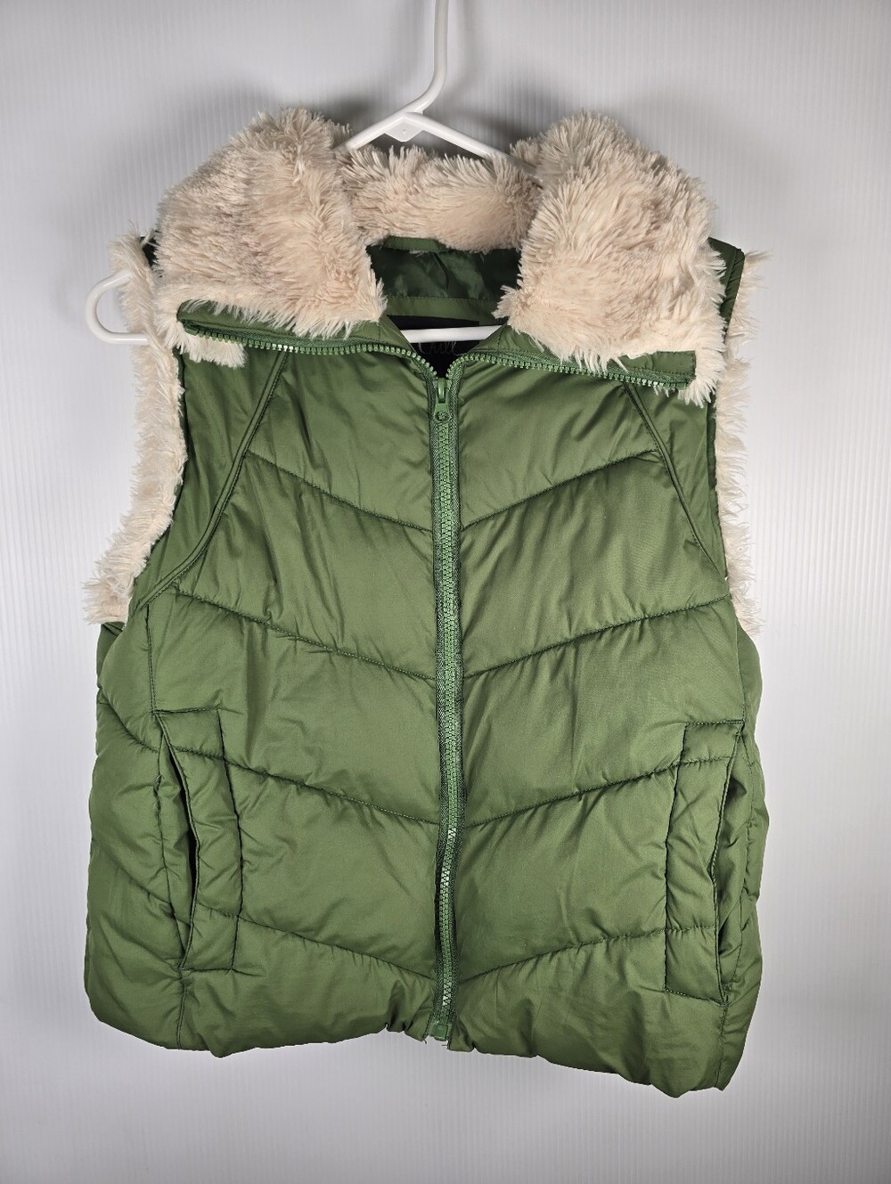 Big Chill Women's Green Quilted Puffer Vest  Cream Faux Fur Trim Size L